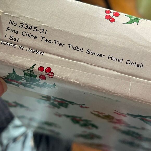 VTG two tiered porcelain tidbit serving tray Holly & Berry Design. - Picture 6 of 7